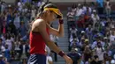 Petenis Inggris Raya, Emma Raducanu bereaksi setelah mengalahkan Belinda Bencic dari Swiss pada perempat final kejuaraan tenis AS Terbuka di Arthur Ashe Stadium, New York (8/9/2021). Emma Raducanu menjadi pemain kualifikasi pertama yang mampu mencapai babak semifinal. (AP Photo/Elise Amendola)