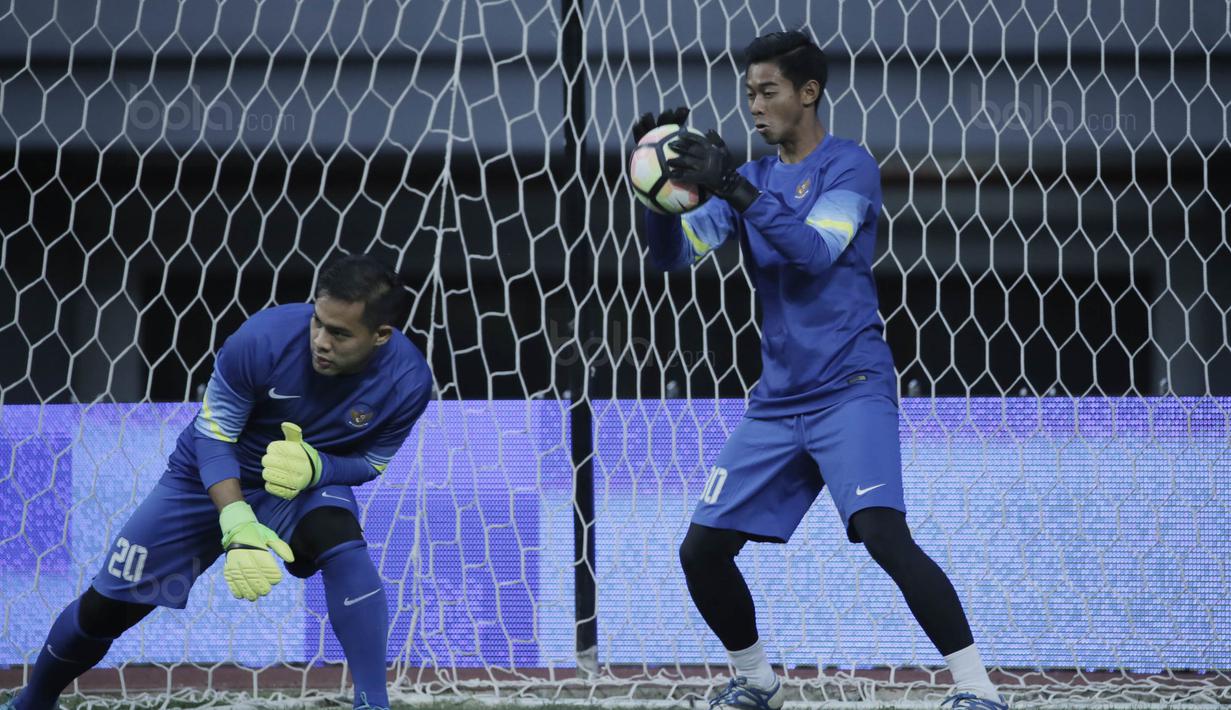 Kiper timnas Indonesia, Andritany dan Satria Tama mengikuti sesi latihan jelang laga melawan Fiji di Stadion Patriot, Bekasi, Jumat, (1/9/2017). Indonesia akan menjalani laga Persahabatan melawan Fiji. (Bola.com/M Iqbal Ichsan)