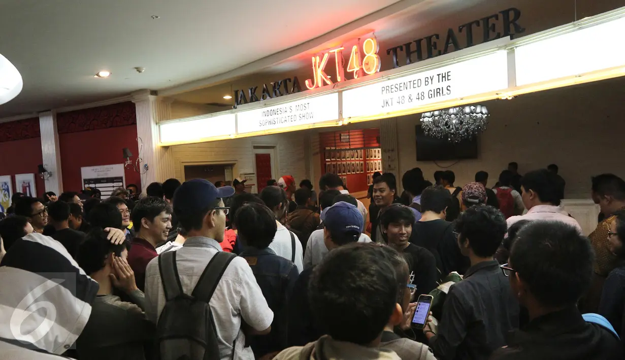 Para fans JKT 48 saat berkumpul di depan JKT48 Theater, Jakarta, Senin (27/03). Fans dan member JKT 48 menghadiri acara mengheningkan cipta dan doa bersama untuk mendiang Inao Jiro selaku General Manager JKT48. (Liputan6.com/Herman Zakharia)