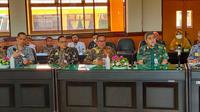 Tim medis operasi bayi kembar siam dari RSSA Malang memaparkan rencana operasi. (Liputan6.com/Zainul Arifin)