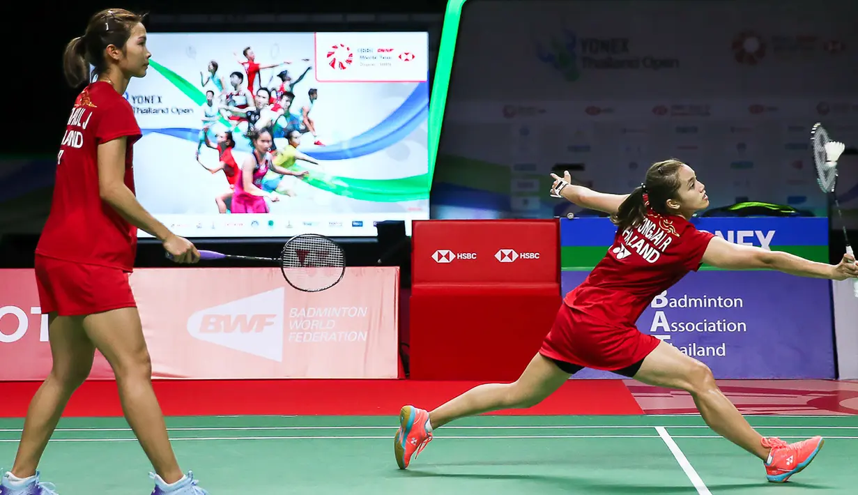 Ganda Putri Thailand, Jongkolphan Kititharakul/Rawinda Prajongjai, saat melawan wakil Indonesia, Greysia Polii/Apriyani Rahayu, pada laga Thailand Terbuka, Minggu (17/01/2021). Greysia/Apriyani mengalahkan pasangan tuan rumah dengan skor 21-15, 21-12. (AFP/BADMINTON ASSOCIATION OF THAILAND)