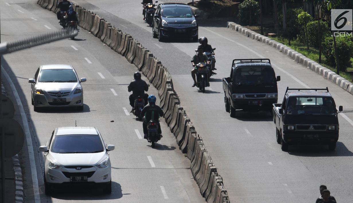 Pengendara sepeda motor melawan arah di kawasan Petukangan, Jakarta, Senin (18/6). Banyak pengendara mengabaikan keselamatan berlalu lintas di momen libur Lebaran dengan melawan arah hingga tidak mengenakan helm saat berkendara. (Liputan6.com/AnggaYuniar)