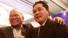 Dua calon ketua PSSI, Erick Thohir dan La Nyalla Mahmud Mattalitti, berjabat tangan saat Kongres Luar Biasa (KLB) PSSI di Hotel Shangri-La, Jakarta Pusat pada Kamis (16/2/2023). KLB PSSI tersebut untuk memilih satu Ketua, dua Wakil Ketua, dan 12 anggota Komite Eksekutif (Exco) untuk periode 2023-2027. (Bola.com/M Iqbal Ichsan)