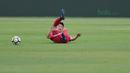 Pemain Korea Utara jatuh saat melakukan sesi uji coba lapangan di Stadion Pakansari, Bogor, (26/4/2018). Korea Utara akan mengikuti ajang PSSI Anniversarry Cup 2018. (Bola.com/Nick Hanoatubun)