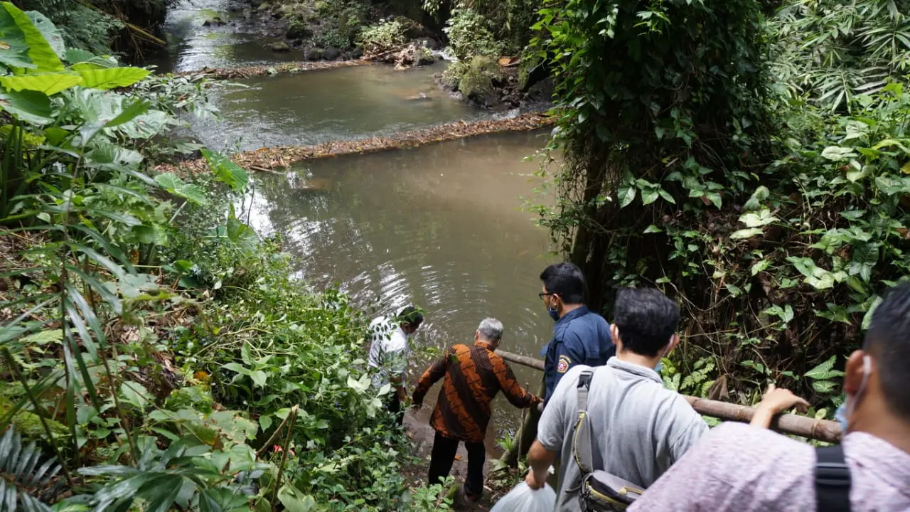 Sungai Denggung yang terletak tidak jauh dari mata air Toino yang dipervaya sebagai mata air enteng jodoh