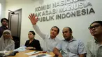 Aktivis Walhi, Muhnur Satyahaprabu (tengah) memberikan pernyataan terkait konflik tambang Lumajang di gedung Komnas HAM, Jakarta, Senin (28/9/2015). Sebelumnya terjadi konflik pertambangan yang memakan satu korban jiwa. (Liputan6.com/Helmi Fithriansyah)