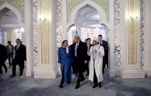 Menlu AS John Kerry berkunjung ke masjid pakai sepatu