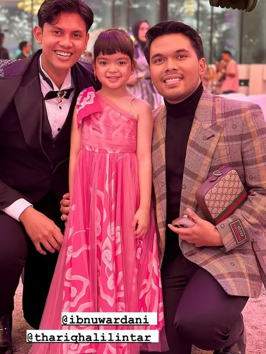 Thariq Halilintar juga turut hadir mengenakan jas motif kotak-kotak warna cokelat, [@mazayaamania]