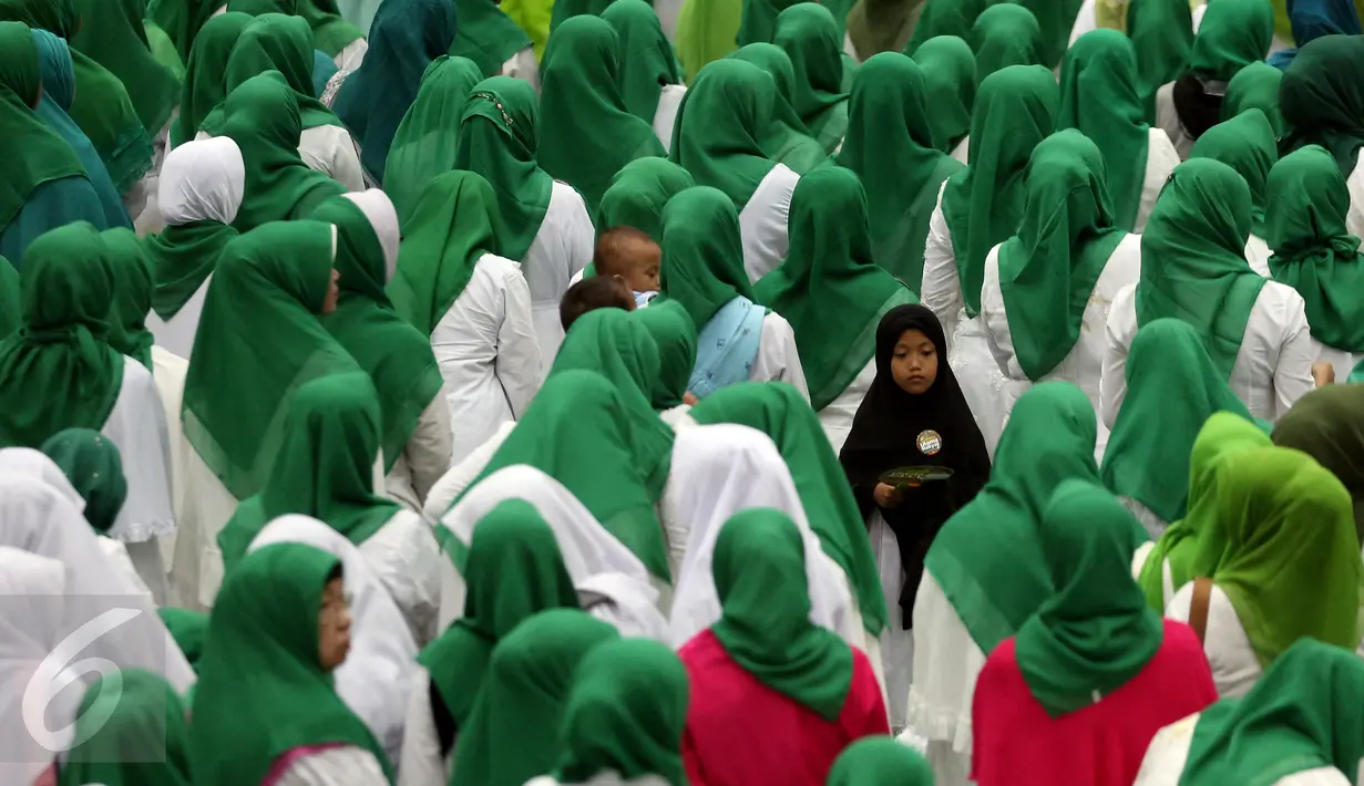 Seorang anak saat menghadiri acara Silaturahmi Nasional Ulama Rakyat, Jakarta, Sabtu (12/11). Acara ini bertujuan mendoakan keselamatan Bangsa Indonesia agar tidak mudah di pecah belah oleh karena perbedaan Agama. (Liputan6.com/Johan Tallo)