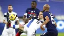 Pemain Finlandia, Robert Taylor, mengontrol bola saat melawan Prancis pada laga uji coba di Stadion Stade de France, Rabu (11/11/2020). Prancis takluk dengan skor 0-2. (AP/Michel Euler)