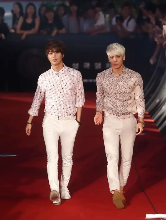 Taemin dan Jonghyun nampak gagah ketika mereka melenggang di Red Carpet dengan balutan busana yang formal. (AFP/Bintang.com)