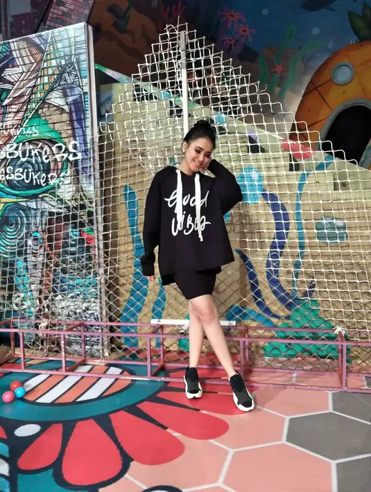 Ayu Ting Ting memang salah satu selebriti yang selalu menarik untuk dibicarakan. Apapun yang berkaitan dengannya selalu berhasil menarik perhatian publik, terlebih soal kisah asmaranya. (Instagram/ayutingting92)