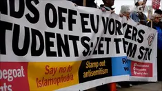 Sekelompok aktivis berkumpul di London, untuk menuntut pemerintah untuk melindungi hak-hak pekerja