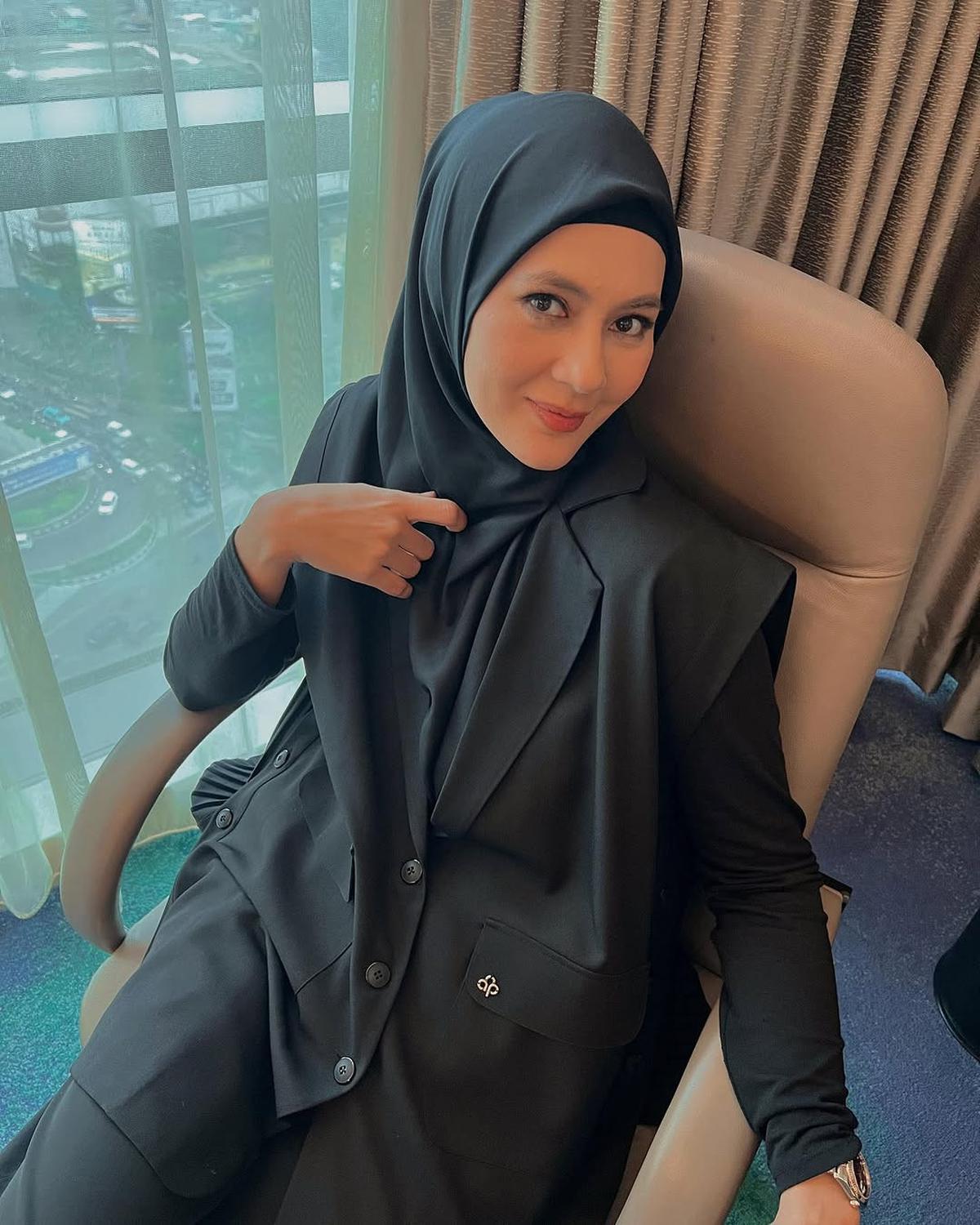 5 Potret Cantik Paula Verhoeven dengan Nuansa Hitam, Outfitnya Berkelas dan Tak Pernah Gagal