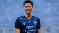 Syaeful Anwar direkomendasikan tim medis Arema menjalani operasi lutut. (Iwan Setiawan/Bola.com)