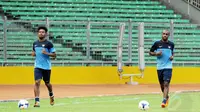 Dua penggawa klub Persipura Jayapura, Imanuel Wanggai (kiri) dan Boaz Salossa melakukan sesi latihan ringan saat berlatih bersama timnas senior Indonesia di Stadion GBK, Jakarta, (12/11/2014). (Liputan6.com/Helmi Fithriansyah)