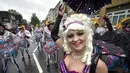 Seorang penari tersenyum saat tampil di Karnaval Notting Hill di London,Inggris (31/8/2015). Karnaval Notting Hill diadakan untuk merayakan budaya Karibia yang sudah dikenal sejak 1960-an. (AFP PHOTO/LEON Neal)