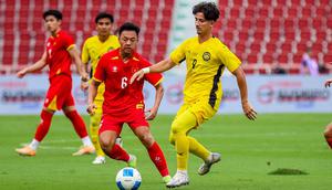 Gelandang Timnas Vietnam U-22 Nguyen Thai Son mencoba merebut penguasaan bola yang dimiliki striker Timnas Malaysia U-22, Abdul Rahman Daud dalam laga terakhir Grup B SEA Games 2025 di Stadion Rajamangala, Bangkok, Thailand, Kamis (11/12/2025). (Dok. FA Malaysia)