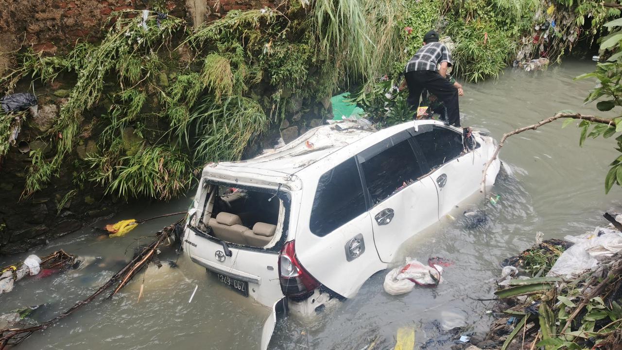 2 Mobil Terseret Banjir Anak Sungai Citarum, Saksi Ceritakan Momen Mencekam