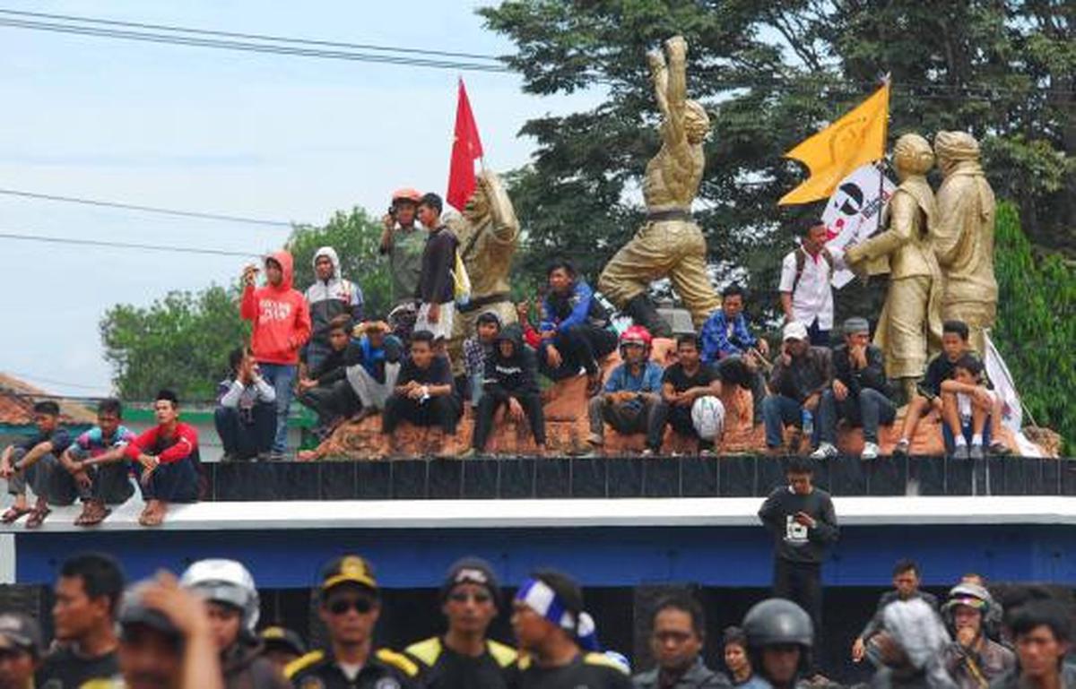 Dipasang kawat berduri, ratusan massa marah dengan polisi