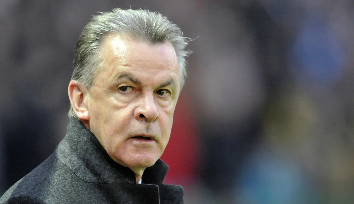 Ottmar Hitzfeld. Pelatih asal Jerman yang kini berusia 73 tahun dan terakhir membesut Timnas Swiss pada Juli 2004 ini mampu membawa Borussia Dortmund dan Bayern Munchen berlaga di final Liga Champions. Bersama Dortmund ia melakukannya 1 kali pada musim 1996/1997 dan mampu menjadi juara usai menang 3-1 atas Juventus. Sementara Munchen dibawanya 2 kali ke final, musim 1998/1999 dan 2000/2001. Hanya musim 2000/2001 Munchen dibawanya juara usai mengalahkan Valencia lewat adu penalti, sementara di musim 1998/1999 Munchen takluk 1-2 lewat aksi comeback dramatis Manchester United. (AFP/Jon MacDougall)