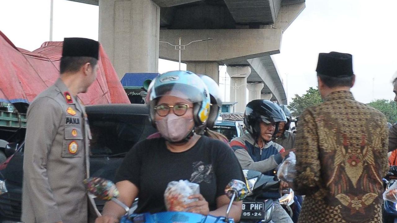Ratusan takjil gratis itu dibagikan kepada pengendara yang tak mempunyai waktu berbuka di rumah karena terjebak kemacetan.&nbsp;Merdeka.com/Imam Buhori