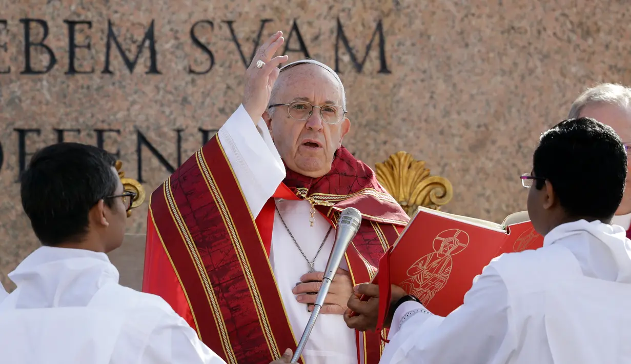 Paus Fransiskus memimpin prosesi Misa Minggu Palma di Lapangan Santo Petrus di Vatikan (25/3). Misa Minggu Palma ini untuk mengenang saat Yesus memasuki kota Yerusalem sebelum dia disalibkan. (AP Photo / Andrew Medichini)