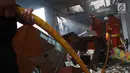 Petugas pemadam kebakaran berupaya memadamkan api yang membakar sebuah percetakan dan pabrik roti di Jalan Cawang Baru, Kavling Otista, Jakarta, Selasa (19/9). Kebakaran ini menjadi tontonan warga hingga menyebabkan kemacetan. (Liputan6.com/Angga Yuniar)
