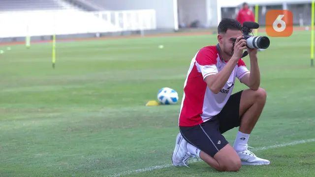Foto: Momen Jens Raven Jadi Fotografer Dadakan di Timnas Indonesia U-20