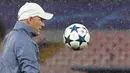 Pelatih Real Madrid, Zinedine Zidane memberikan intruksi penguasaan bola pada sesi latihan jelang melawan SSC Napoli pada leg kedua babak 16 besar Liga Champions di San Paolo stadium, Naples, (6/3/2017).  (EPA/Ciro Fusco)