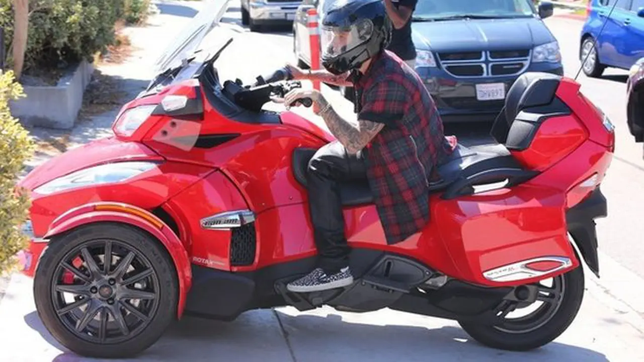Tunggangi Motor Roda Tiga, Justin Bieber Serobot Hak Pejalan Kaki