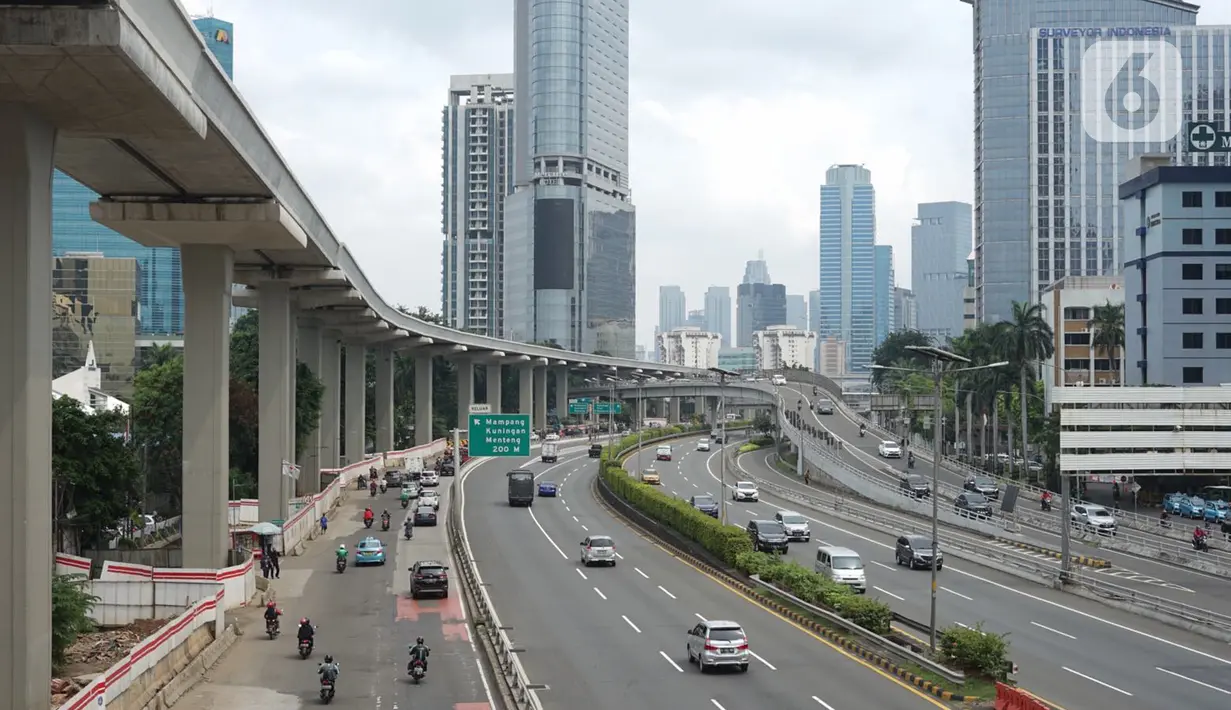 Kendaraan melintasi jalan tol dalam kota dan Jalan Gatot Soebroto, Jakarta, Selasa (21/4/2020). Adanya penerapan Pembatasan Sosial Berskala Besar (PSBB) membuat volume arus lalu lintas Ibu Kota relatif berkurang, meskipun masih ditemukan kemacetan di sejumlah titik. (Liputan6.com/Immanuel Antonius)