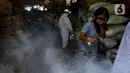 Petugas melakukan fogging nyamuk demam berdarah dengue (DBD) di kampung pemulung Pancoran, Jakarta, Rabu (22/2/2020). Pemerintah mengimbau warga mengantisipasi penyebaran DBD saat musim pancaroba pada April hingga Mei lantaran saat ini terjadi pandemi virus corona COVID-19. (merdeka.com/Imam Buhori)