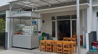 Desain Warung Jajan Anak Depan Rumah dengan Etalase Aluminium. Foto: Gemini