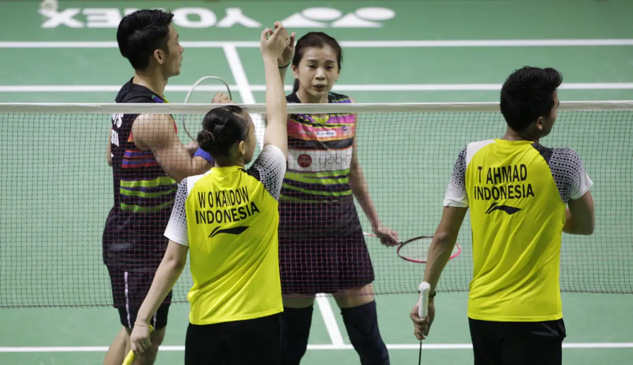 Ganda campuran Indonesia, Tontowi Ahmad / Winny Kandow
, usai dikalahkan Chan Peng Soon / Goh Liu Ying, pada Indonesia Open 2019 di Istora Senayan, Jumat (19/7). Tontowi / Winny kalah 11-21, 21-14 dan 14-21. (Bola.com/Vitalis Yogi Trisna)