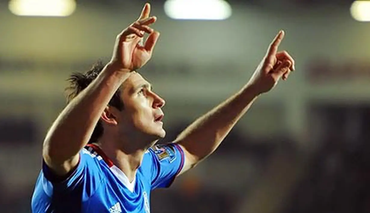 Gaya khas Frank Lampard seusai mencetak gol, kali ini ke gawang Blackpool, dalam lanjutan Liga Premier di Bloomfield Road, 7 Maret 2011. AFP PHOTO/ANDREW YATES