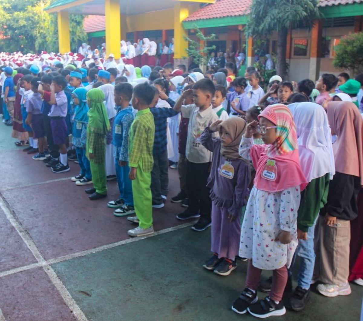 Itulah 200 teka teki yang biasanya keluar saat masa-masa MPLS. Jangan sampai terkecoh ya, perhatikan dengan seksama supaya barang bawaan sesuai dengan perintah yang diberikan senior. Selamat bersekolah.