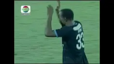 Gol dramatis Lancine Kone lewat sundulan kepala yang terjadi di injury time saat Arema Cronus melawan Persela Lamongan di Stadion Kanjuruhan, Malang, Selasa (1/9).