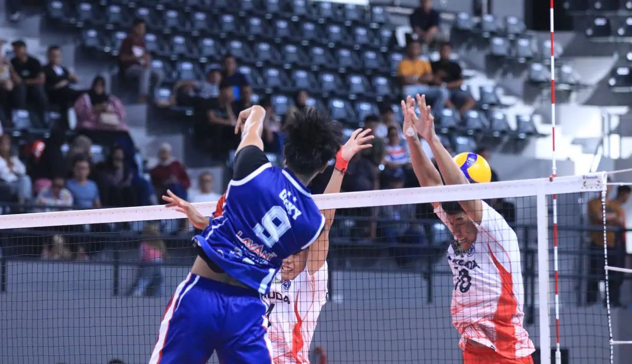 <p>Pemain Jakarta LavAni Allobank Electric, Okky Damar Saputra (kiri) melepaskan spike yang mampu menembus blok dua pemain Jakarta Garuda Jaya, Krisna (kanan) dan Darda Mulya Muhammad pada laga seri keempat putaran kedua PLN Mobile Proliga 2024 di GOR Terpadu A. Yani, Pontianak, Sabtu (22/6/2024). Jakarta LavAni Allobank Electric menang 3-0 (25-20, 25-11, 25-20). (Dok. PBVSI)</p>