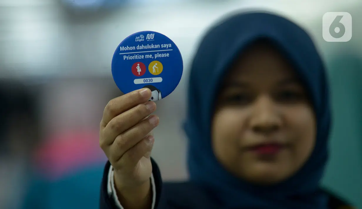 Petugas PT Moda Raya Terpadu (MRT) menunjukkan pin penumpang prioritas di Stasiun MRT Bundaran HI, Jakarta, Jumat (10/1/2020). PT MRT membagikan pin penumpang prioritas kepada lansia, ibu hamil, dan disabilitas fisik. (merdeka.com/Imam Buhori)