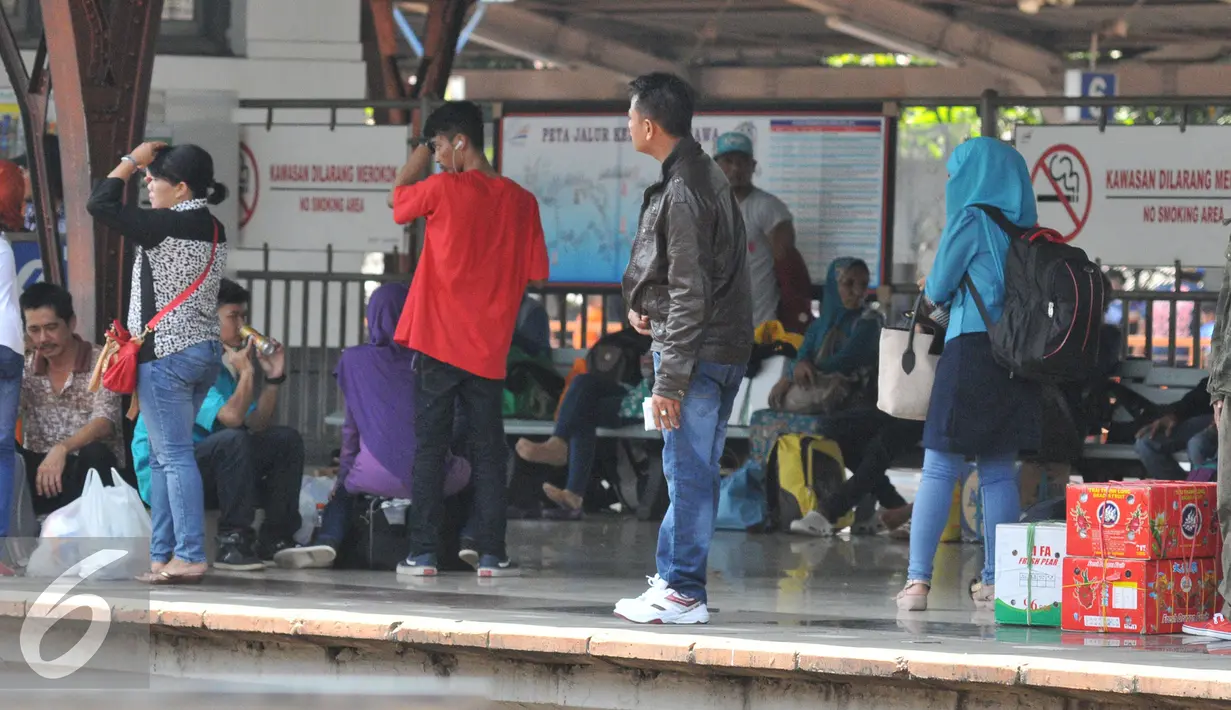 Pemudik menunggu kereta api di Stasiun Senen pada H+3 Lebaran, Jakarta, Senin (20/7/15). Para pemudik berencana pulang kampung pada H+3 karena tidak mendapatkan tiket sebelum Lebaran. (Liputan6.com/Herman Zakharia)