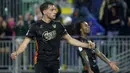 Pemain Venezia, Gaetano Oristanio merayakan gol kedua timnya ke gawang Fiorentina dalam laga lanjutan Liga Italia 2024/2025 di Stadio Pier Luigi Penzo, Venezia, Italia, Senin (12/05/2025) waktu setempat. (AP Photo/LaPresse/Paola Garbuio)