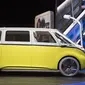 Bagian samping Mobil Volkswagen I.D. Buzz saat dipamerkan di North American International Auto Show (NAIAS) di Detroit, Michigan, AS, (9/1). Mobil bertenaga listirk ini memiliki bentuk layaknya mobil terdahulunya, Volkswagen Combi. (AFP Photo/Saul Loeb)