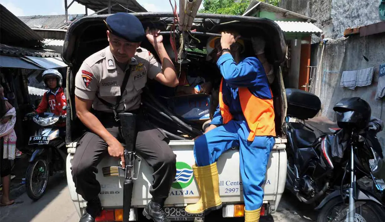 Pipa ilegal sepanjang 500 m dan alat penyedot air dibawa petugas sebagai barang bukti, Pluit, Jakarta Utara, Kamis (22/5/2014) (Liputan6.com/Johan Tallo).