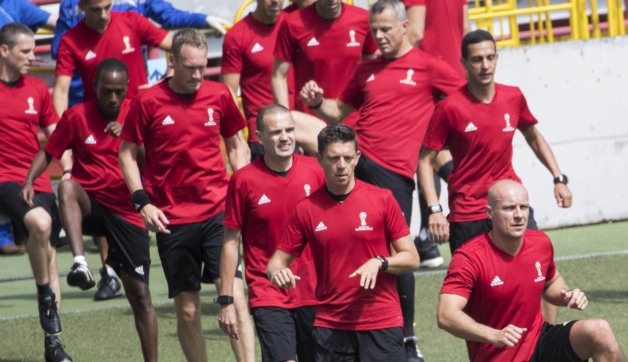 Para wasit melakukan latihan jelang laga Piala Dunia di Moscow, Rusia, Selasa (12/6/2018). Sebanyak 26 wasit akan bertugas sepanjang pagelaran Piala Dunia 2018. (AP/Pavel Golovkin)