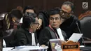 Kuasa hukum Pemohon, Bambang Widjojanto berbincang dengan kuasa hukum Pemohon lainnya saat sidang lanjutan sengketa Pilpres 2019 di Mahkamah Konstitusi, Jakarta, Rabu (19/6/2019). (merdeka.com/Iqbal S. Nugroho)