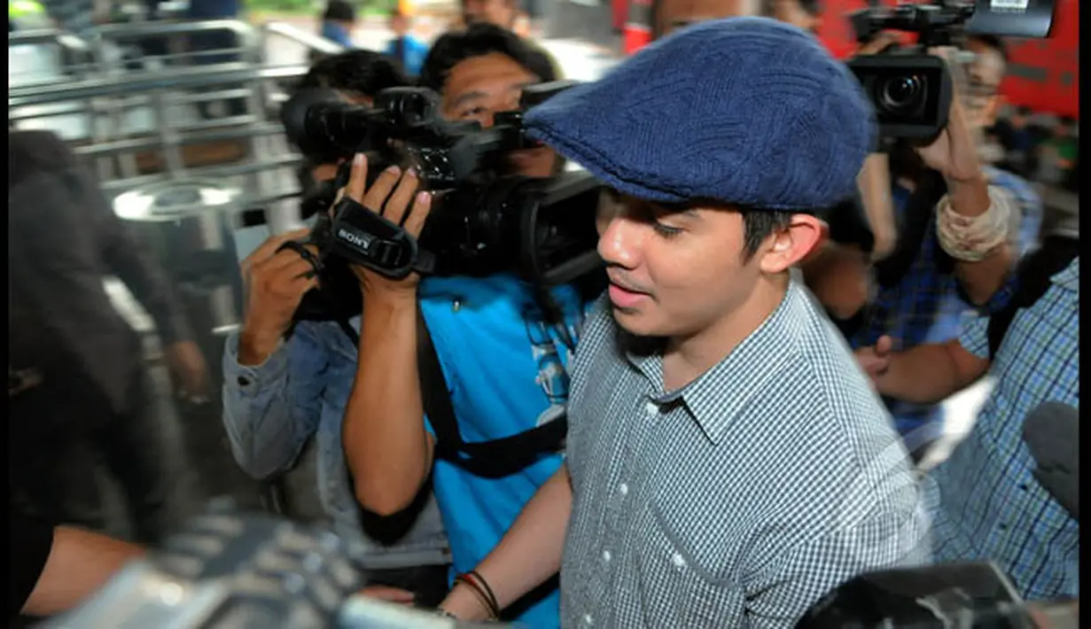 Artis sinetron dan penyanyi, Irwansyah saat tiba di KPK sebagai saksi untuk tersangka Tubagus Chaeri Wardana alias Wawan, Jakarta, Kamis (22/1/2015). (Liputan6.com/Faisal R Syam)