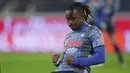 Pemain Atalanta, Ademola Lookman mengenakan jersey spesial Natal saat merayakan golnya ke gawang Empoli pada laga lanjutan Liga Italia 2024/2025 di Gewiss Stadium, Bergamo, Italia, Minggu (22/12/2024) waktu setempat. (AP Photo/LaPresse/Spada)