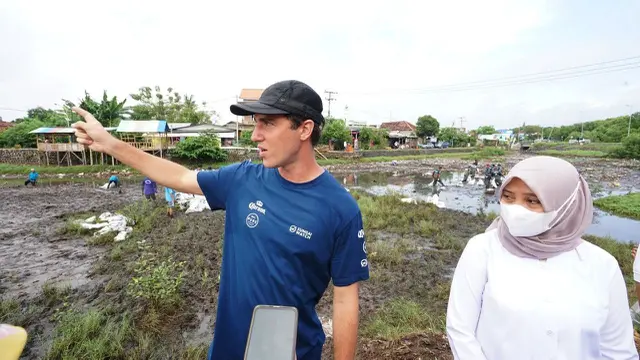 Bupati Ipuk Terjun Langsung ke Sungai Kali Lo