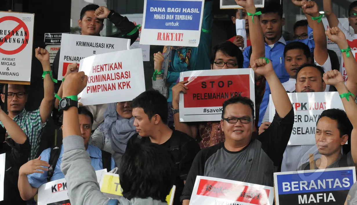 Aksi damai sejumlah aktivis Koalisi Anti Mafia Tambang di halaman gedung KPK, Jakarta, Jumat (13/3/2015). Mereka menolak kriminalisasi KPK yang selama ini konsisten memberantas korupsi khususnya disektor sumber daya alam. (Liputan6.com/Herman Zakharia)